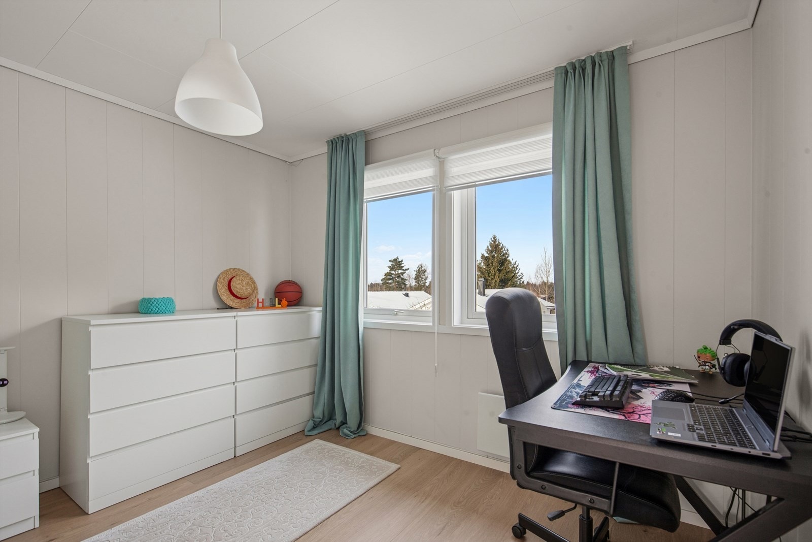 Rommene er fleksible og egner seg godt som barnerom, gjesterom eller hjemmekontor. Galleribilde