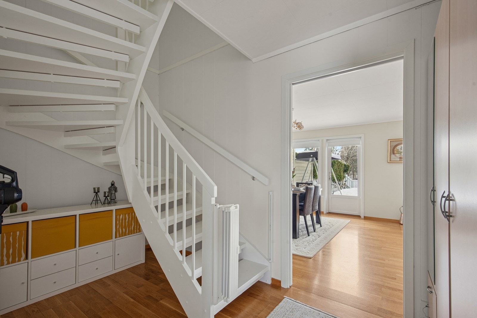 God plass til lagring under trappen opp til 2. etasje Galleribilde