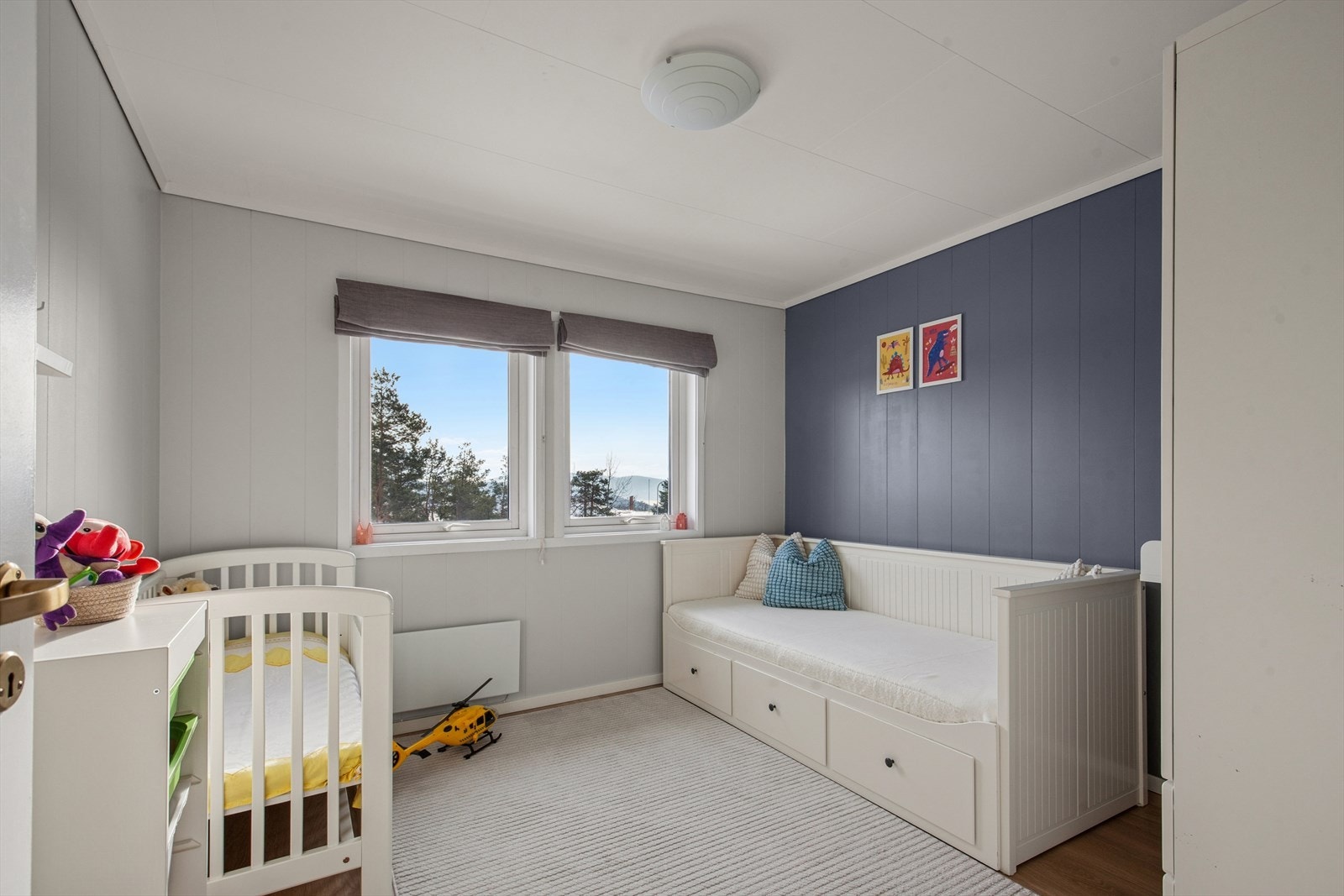 To av soverommene har nytt laminatgulv, lagt i 2025. Galleribilde