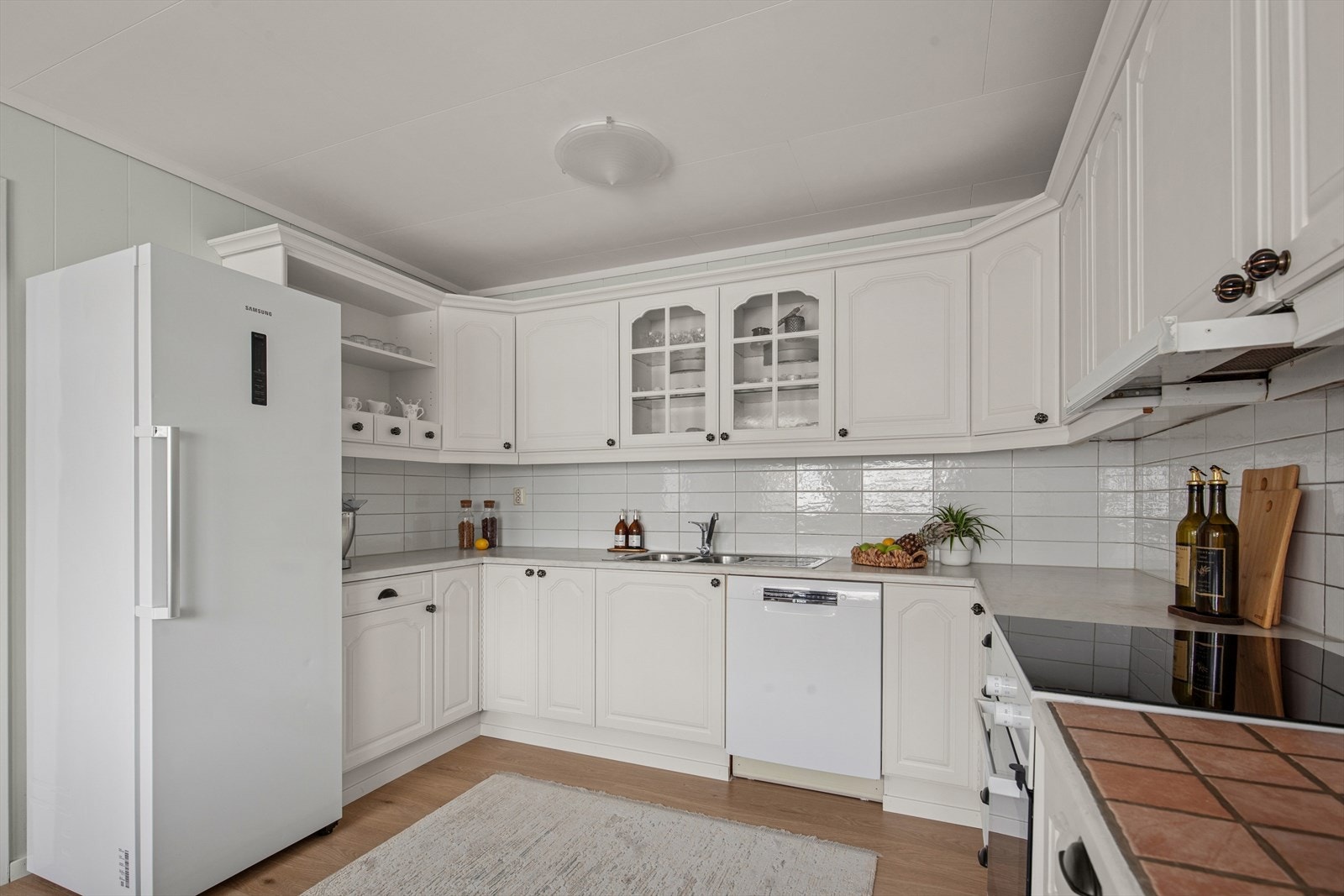 Plass i innredningen til frittstående hvitevarer som kjøleskap, stekeovn og oppvaskmaskin, nye fra 2023. Galleribilde