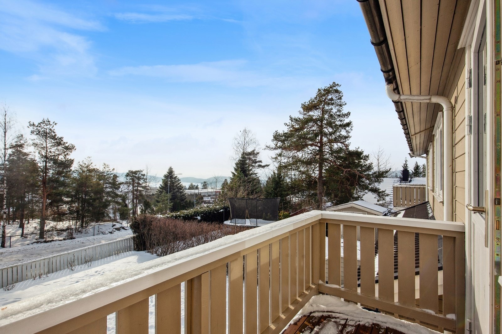 Balkongen er en fin, privat uteplass med plass til et lite caféssett. Herfra har man sørvendt utsikt mot nabolaget og sjøgløtt i det fjerne. Galleribilde