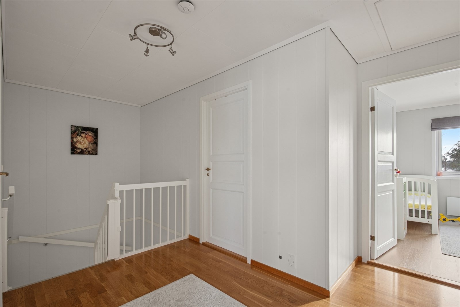 Den malte tretrappen binder de to etasjene sammen på en elegant måte. Galleribilde