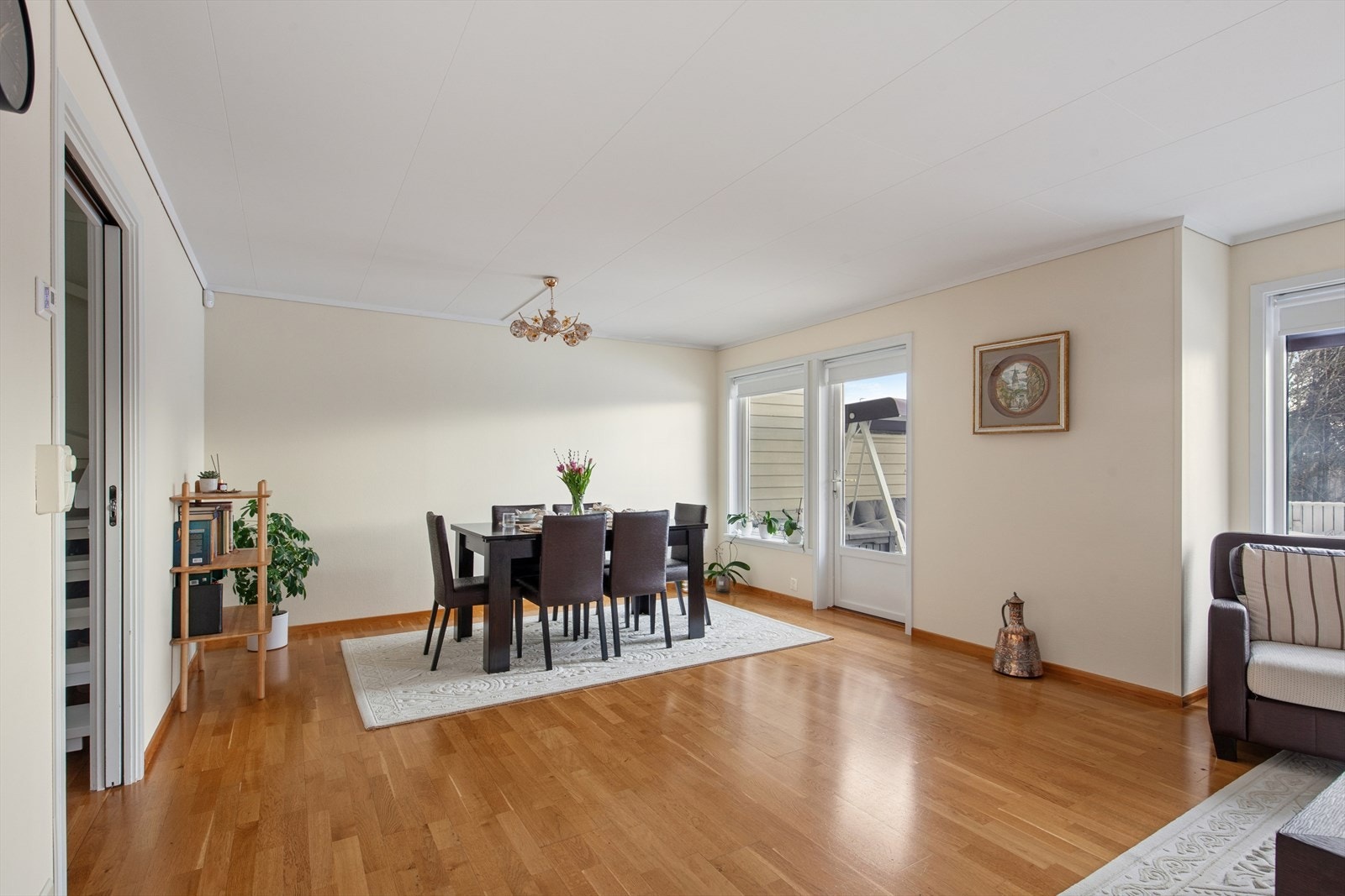 Stuen egner seg godt som det naturlige samlingspunktet for familie og venner, med god plass til å møblere i flere soner. Galleribilde