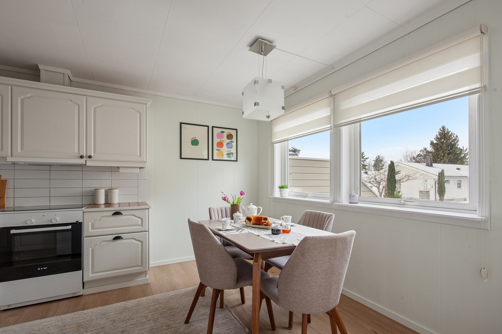 Romslig kjøkken med rom for egen spiseplass ved kjøkkenvinduet. Galleribilde