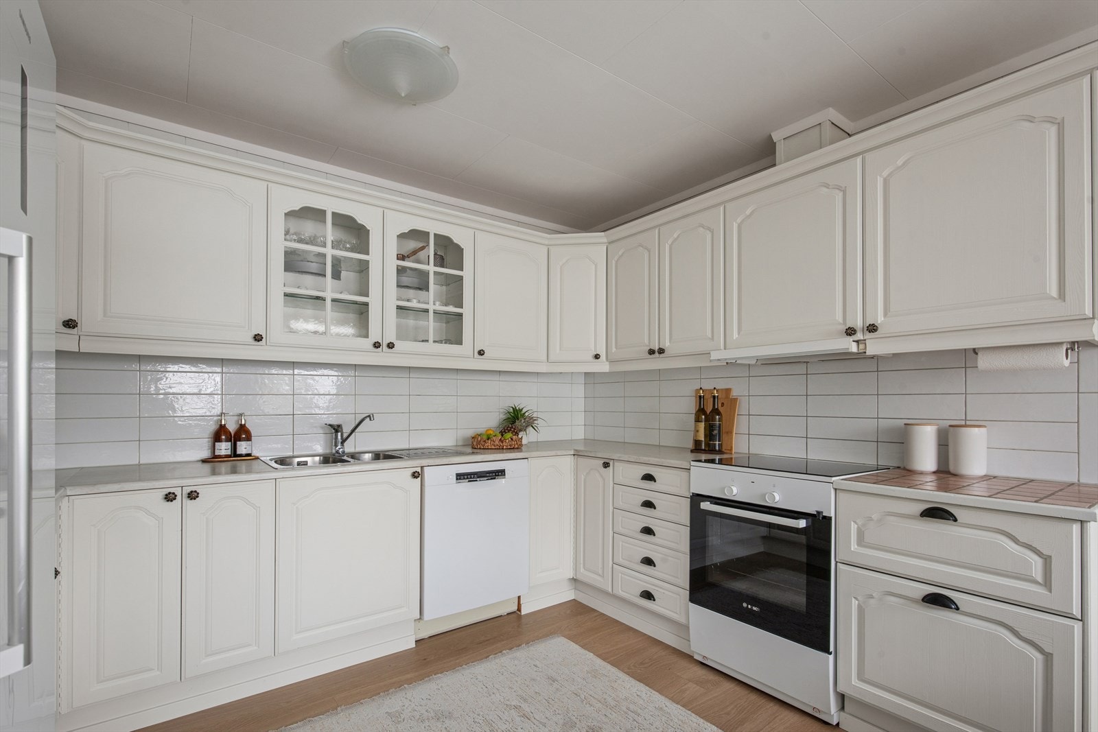 Godt med skap- og benkeplass gjør kjøkkenet funksjonelt. Vitrineskap gir et personlig preg. Galleribilde