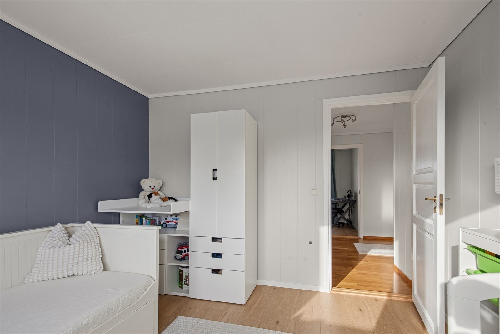 Boligen har tre soverom av god størrelse, alle plassert i andre etasje. Galleribilde