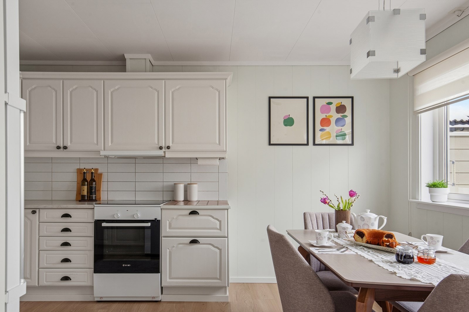 Kjøkkeninnredningen har profilerte fronter som er malt i 2025, og gulvet er nytt laminat fra samme år. Galleribilde