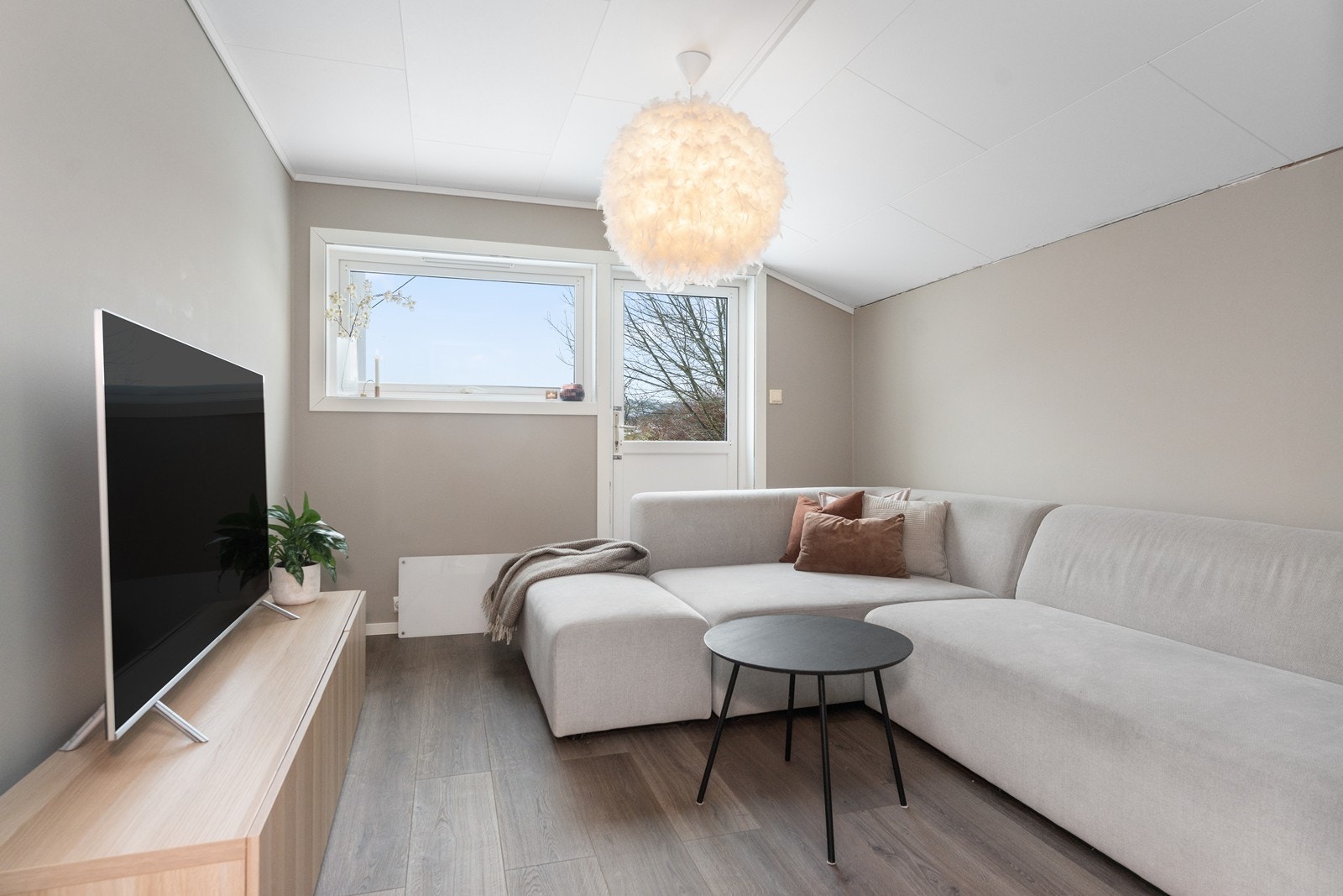 Nyere TV-stue som også enkelt kan benyttes som ekstra soverom ved behov. Galleribilde