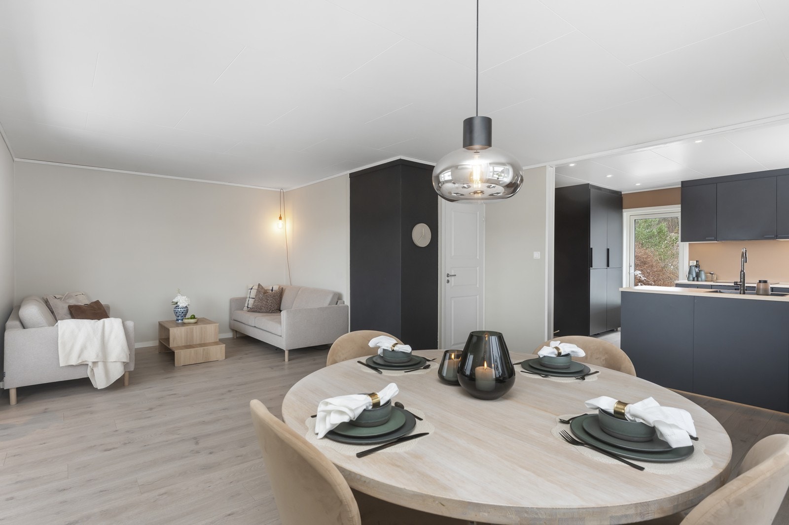 Boligen har en romslig stue i åpen løsning mot moderne kjøkken med gode arbeidsflater og rikelig med skapplass. Galleribilde