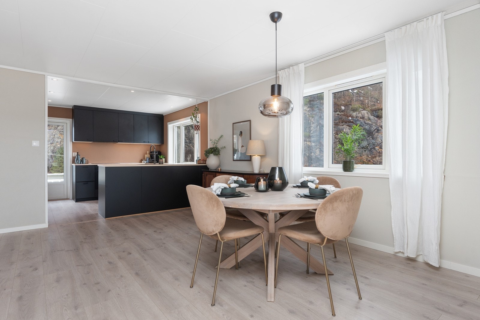 Kjøkkenet har nyere innredning med downlights i taket, som gir et moderne preg og godt lys. Galleribilde