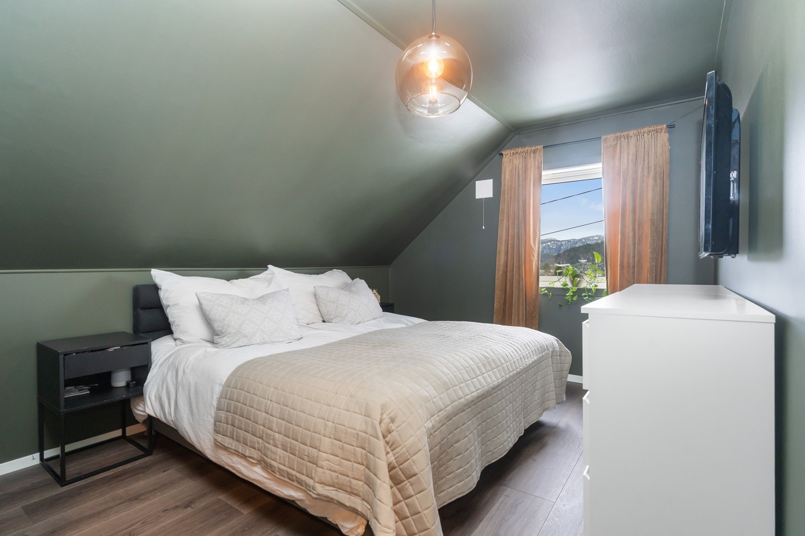 Romslig hovedsoverom med god plass til dobbeltseng og tilhørende møblering. Galleribilde