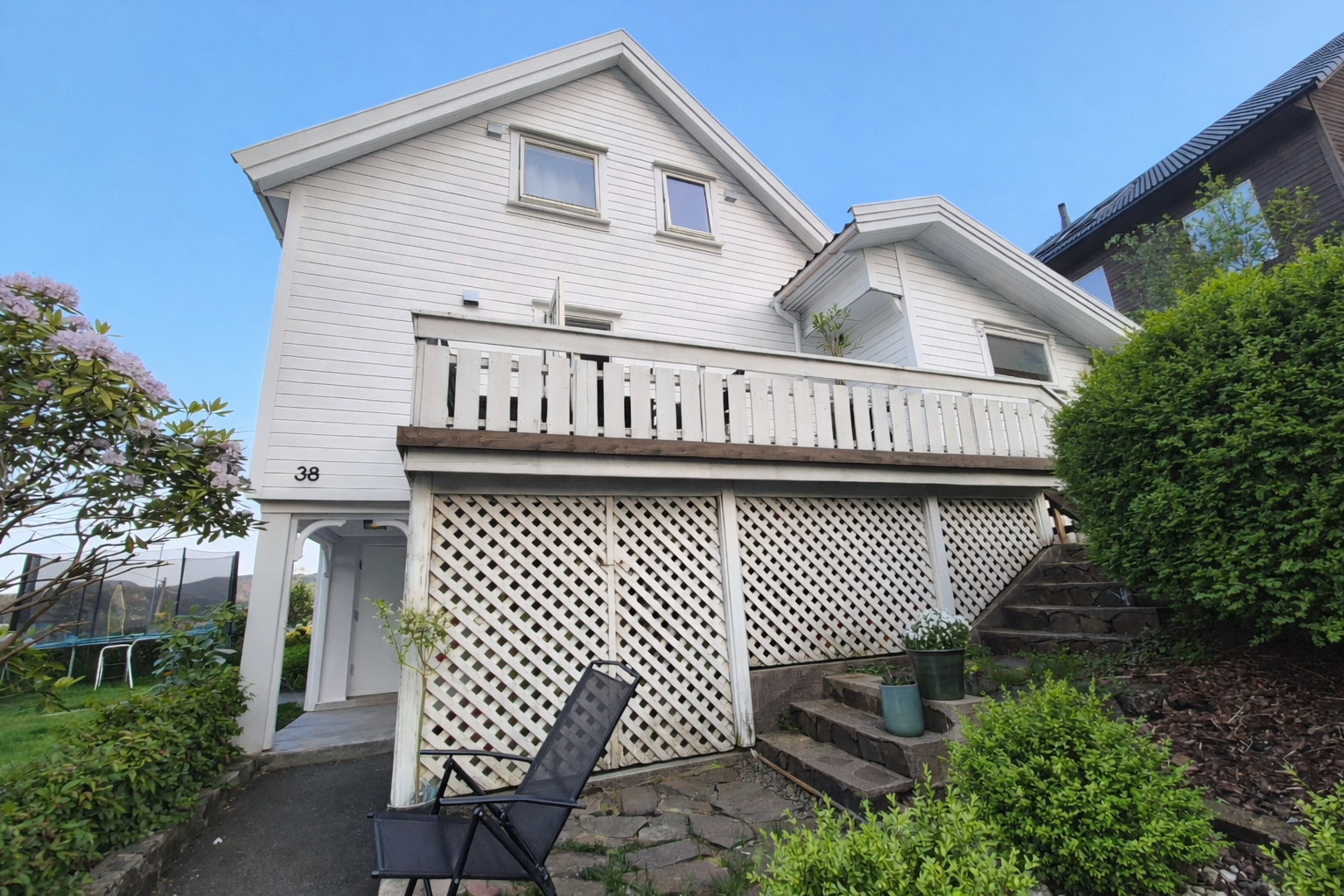 Under verandaen er det god lagringsplass, godt egnet til oppbevaring av utemøbler, hageutstyr og sesongutstyr. Galleribilde