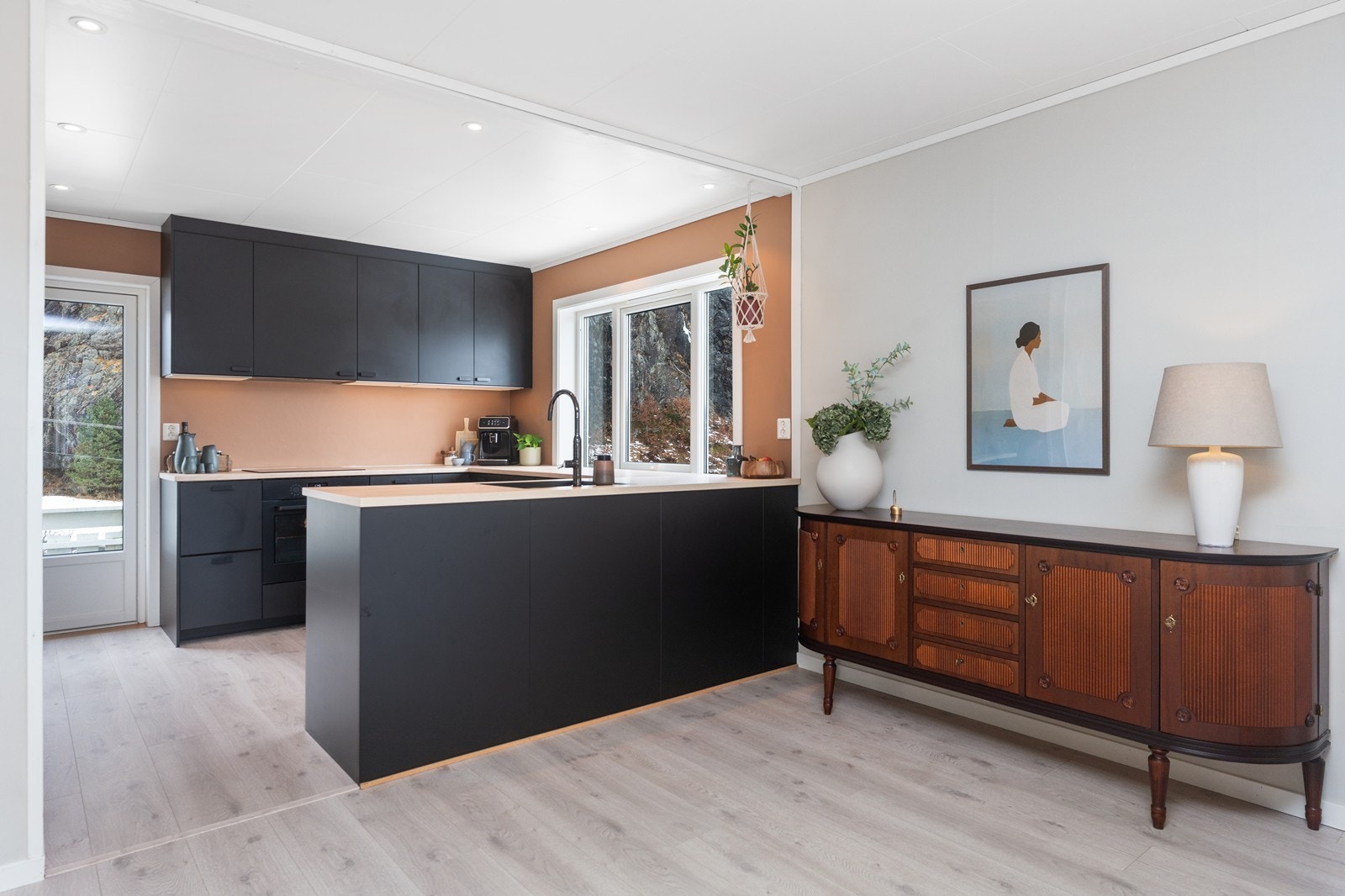 Fra kjøkkenet er det utgang til veranda, med videre adkomst til hage og terrasse over carporten. Galleribilde