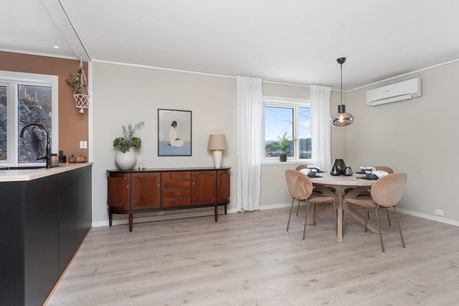 Stuen har god plass til et stort spisebord, perfekt for hyggelige måltider med familie og gjester. Galleribilde