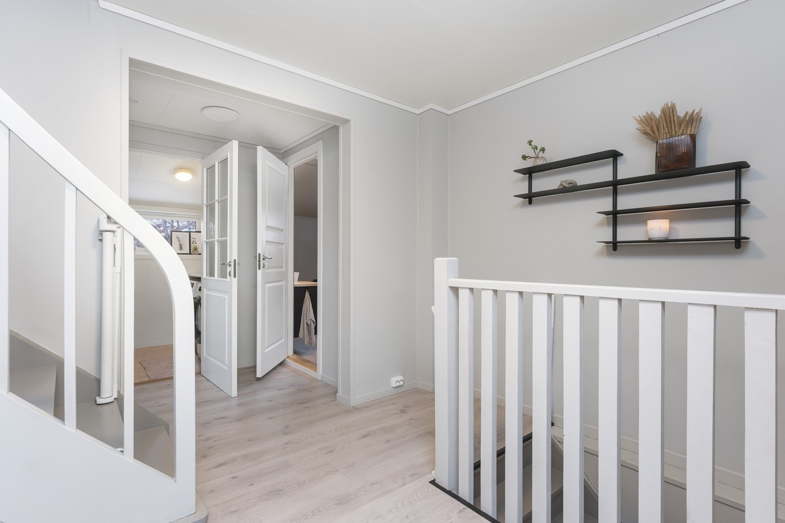 Gang i hovedetasjen med adkomst til bad og vaskerom. Her finner man også TV-stuen. Galleribilde