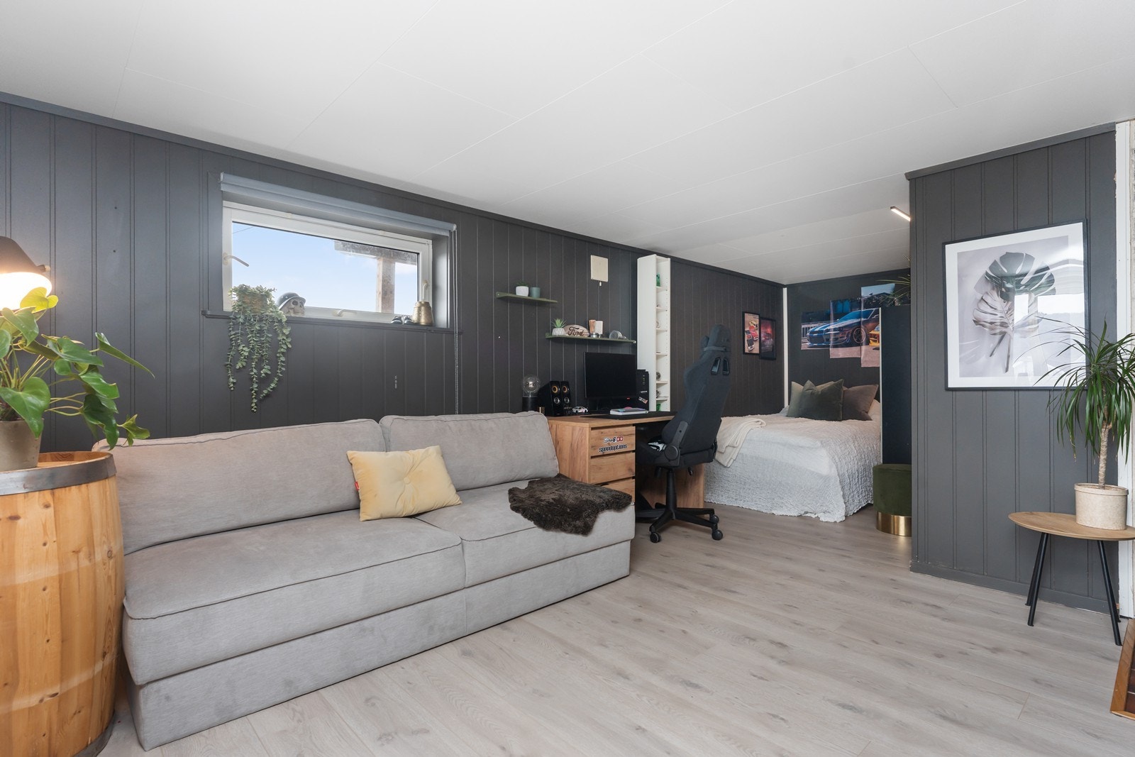 Romslig kjellerstue/ soverom, godt egnet som oppholdsrom eller gjesteavdeling. Galleribilde