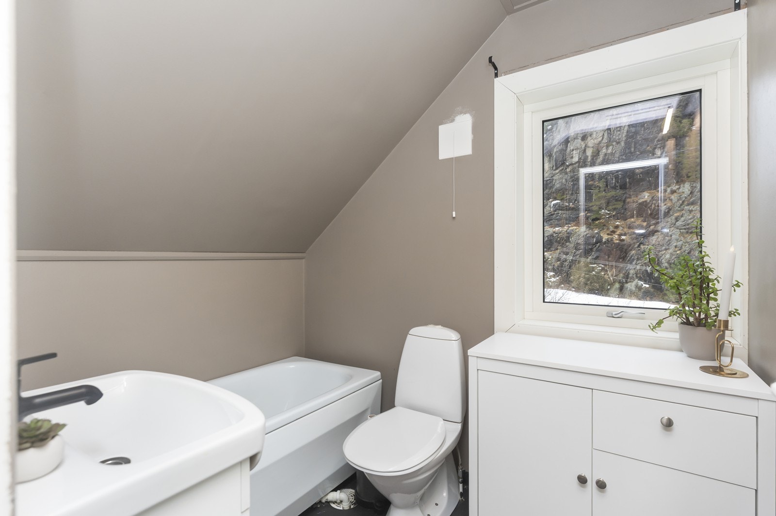 Badet på loftet har badekar, ny WC og ny servant med innredning. Galleribilde