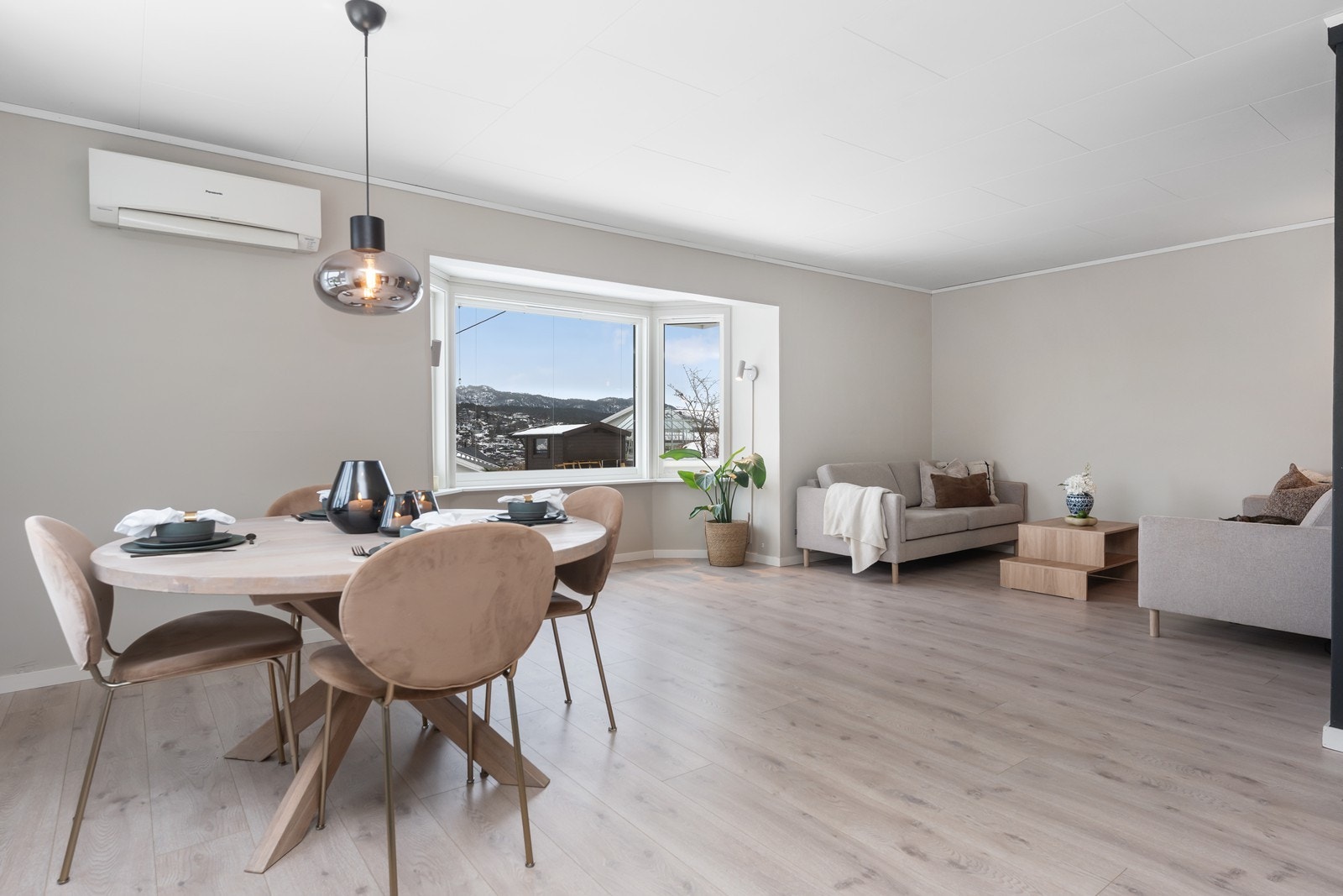 Stua har gode møbleringsmuligheter, varmepumpe og pipe med mulighet for å sette installere vedovn Galleribilde