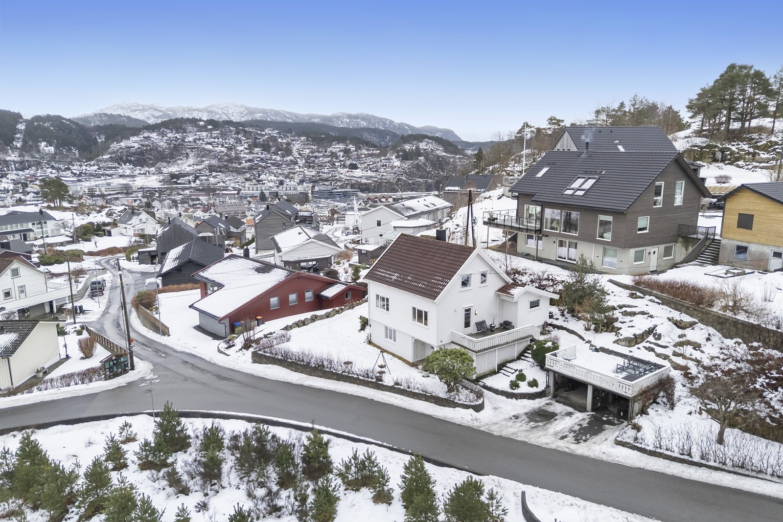 Fra boligen er det gangavstand til sentrum, barnehage og flotte turstier Galleribilde