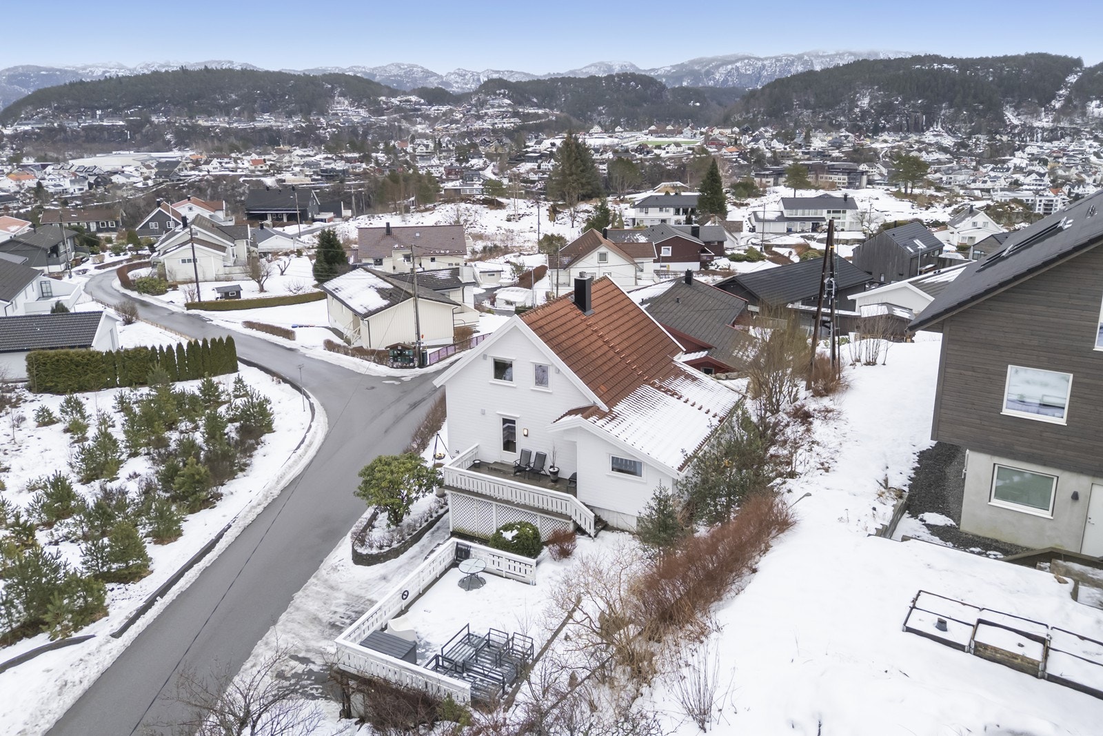 Boligen har fått skiftet tak, de fleste vinduer og utvendige dører av tidligere eier. Galleribilde