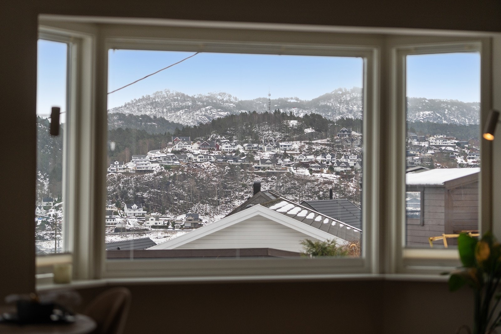 Boligen ligger lett hevet i terrenget og har fri utsikt mot både Rauli, Uenes og Kråketona. Galleribilde