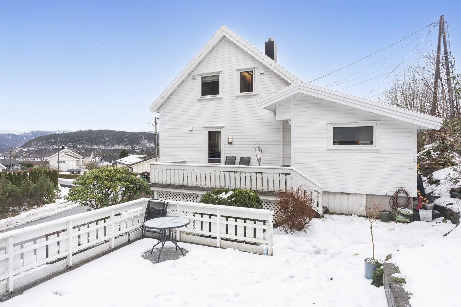Det er veranda med utgang fra kjøkkenet, i tillegg til en stor veranda over carporten. Galleribilde