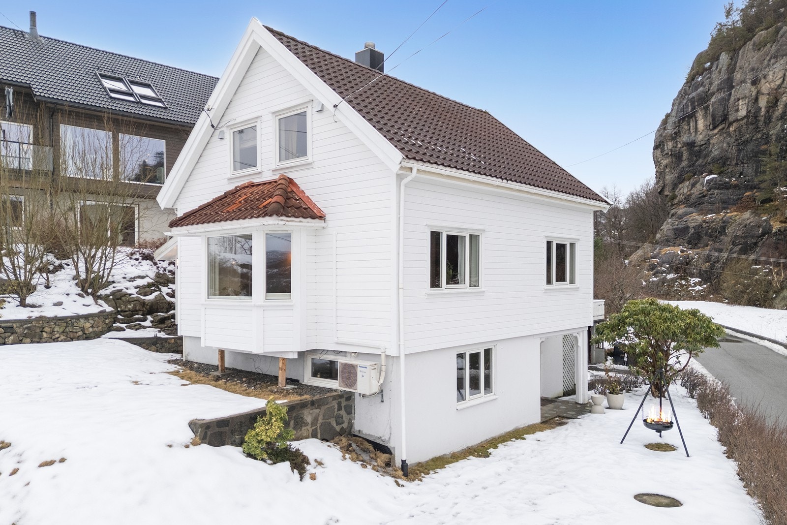 Det er nylig utført drenering på siden ved karnappet og bak, ved tv-stua. Galleribilde