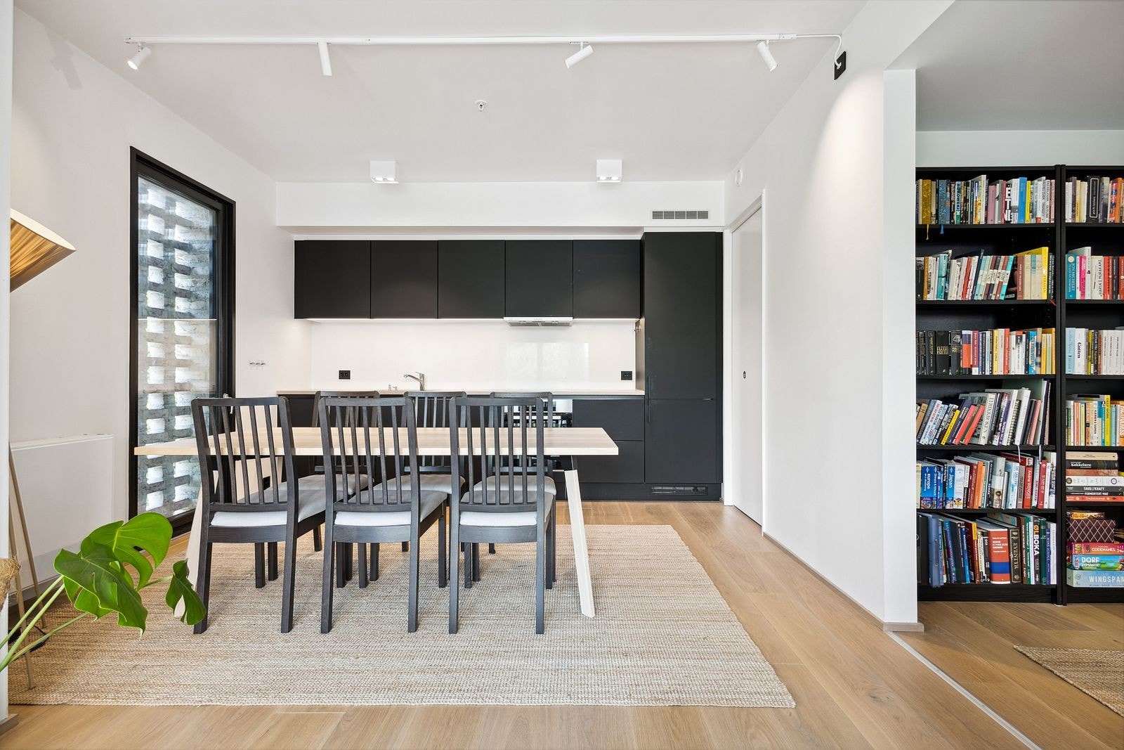 Pent kjøkken med tilgang til vaskerom og hall inn til bad og sovrom, samt gang. Galleribilde