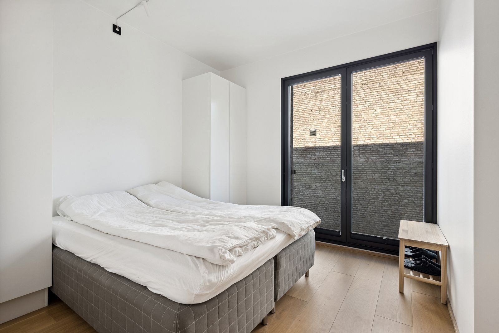 Hovedsoverom med klesskap og solskjerming. Taklampe i tak. Fransk balkong. Galleribilde