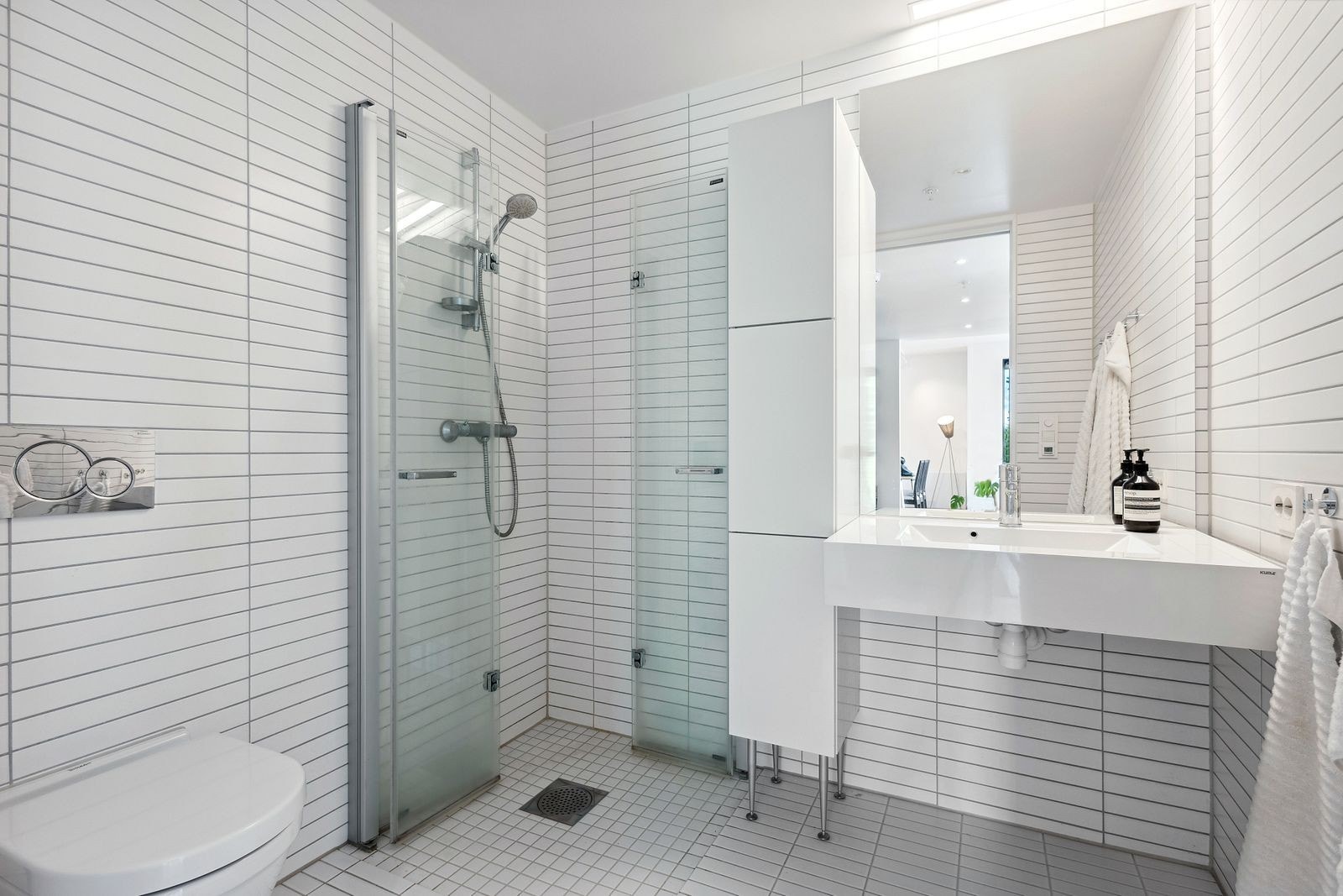 Pent bad med varme i gulv. Høyskap følger. Galleribilde