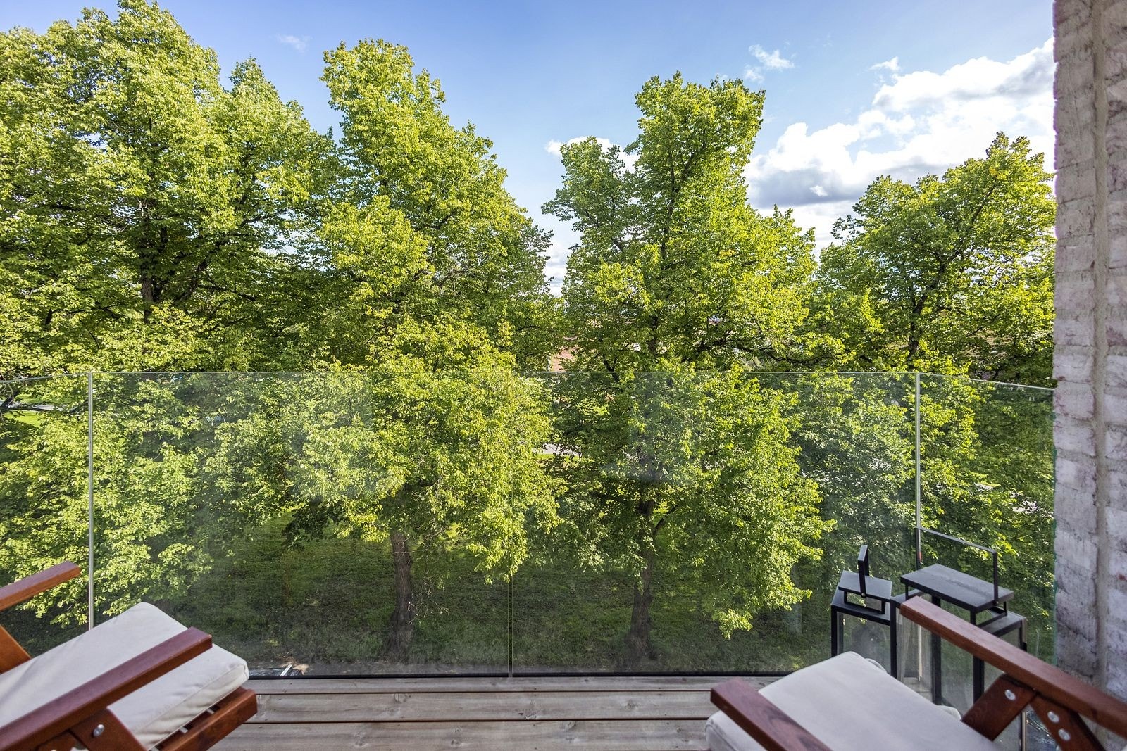 Utsikt fra balkong mot Stensbergparken med glassgjerde. Galleribilde