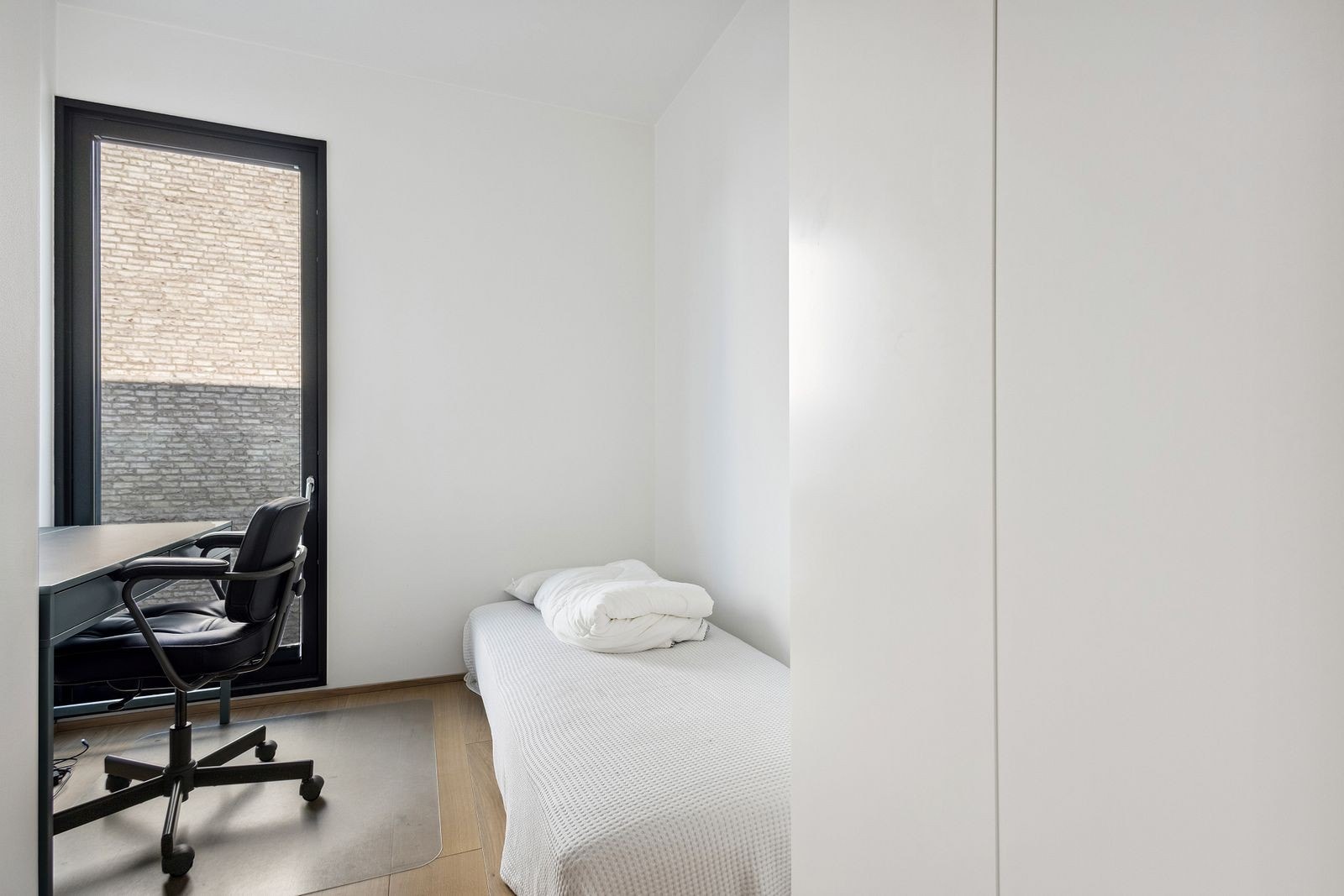 Soverom 2/kontor med solskjerming og klesskap som følger. Galleribilde