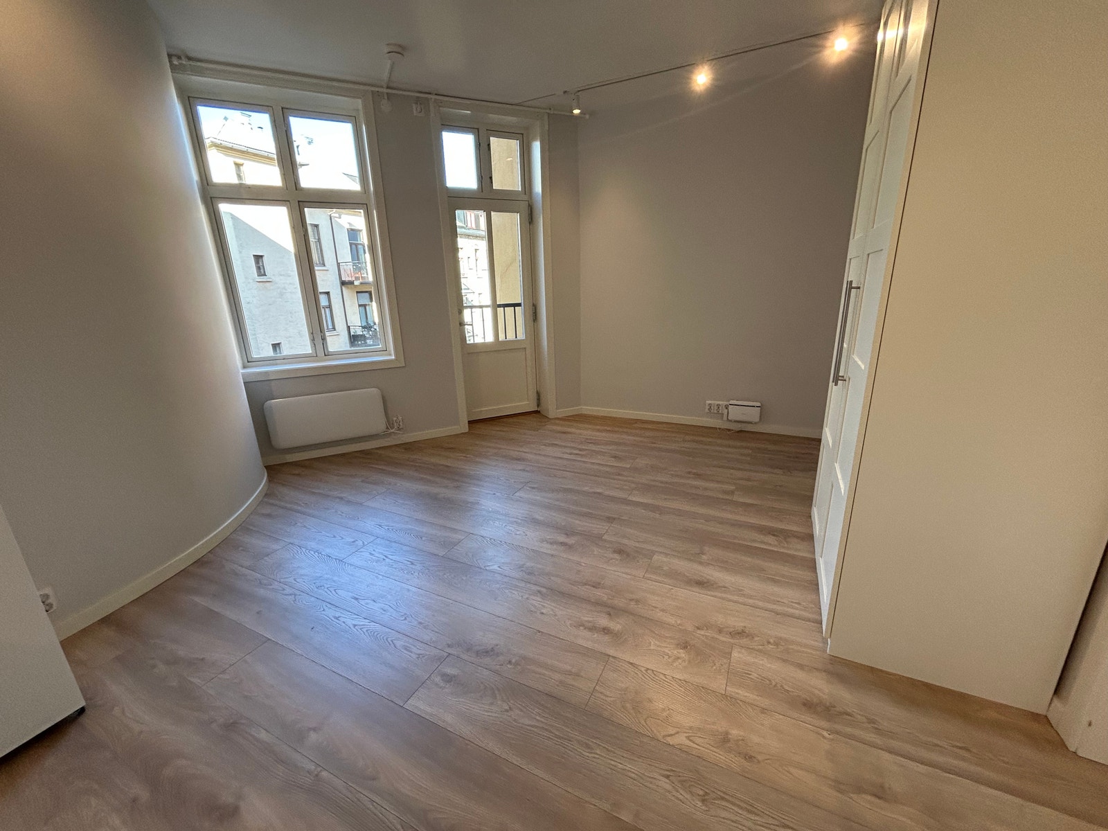 Garderobeskap følger med leiligheten. Galleribilde