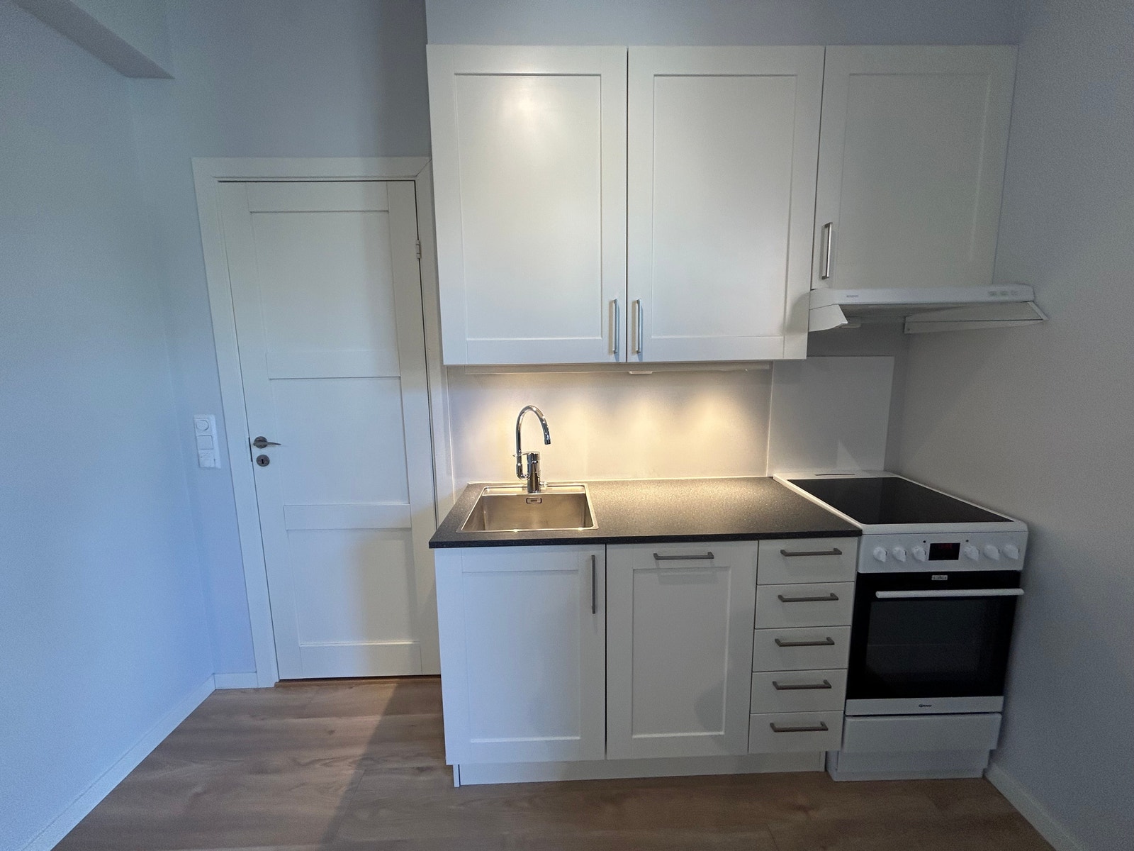 Kjøkken fra "Huseby kjøkken" med alle hvitevarer. Galleribilde