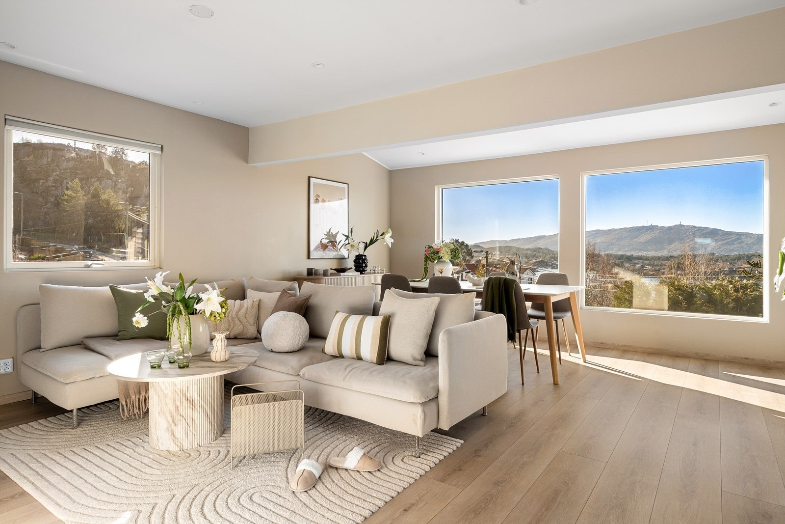 Romslig stue på 29,1 m² med moderne uttrykk, høyt under taket og store vindusflater som gir rikelig med lys. Galleribilde