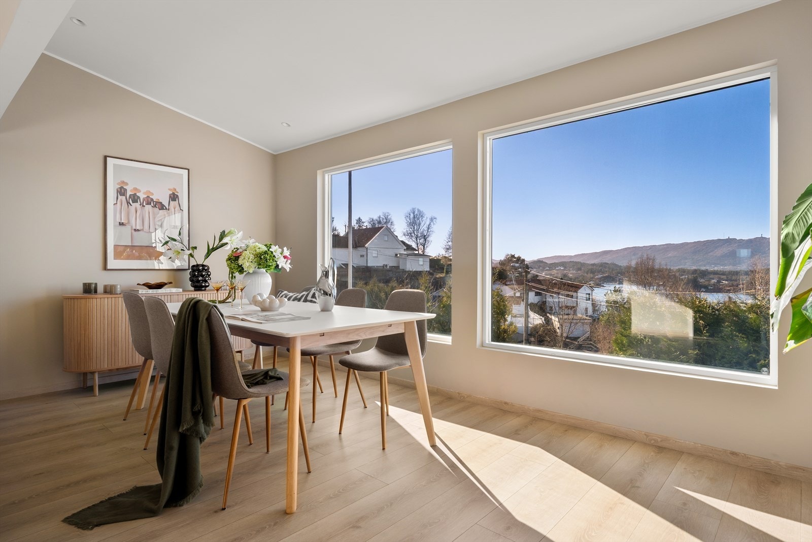 Zip screens/solskjerming på vinduer i stuen som gir full utsikt samtidig som de skjermer for sollys. Galleribilde