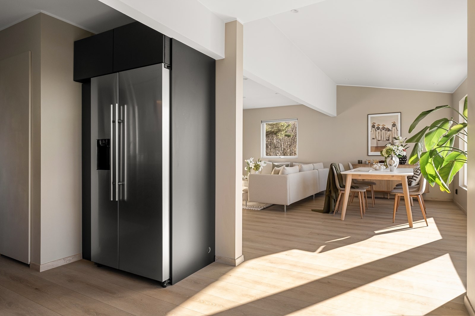 Åpen løsning mellom kjøkken og stue som skaper god flyt, samtidig som rommene er naturlig adskilt. Galleribilde