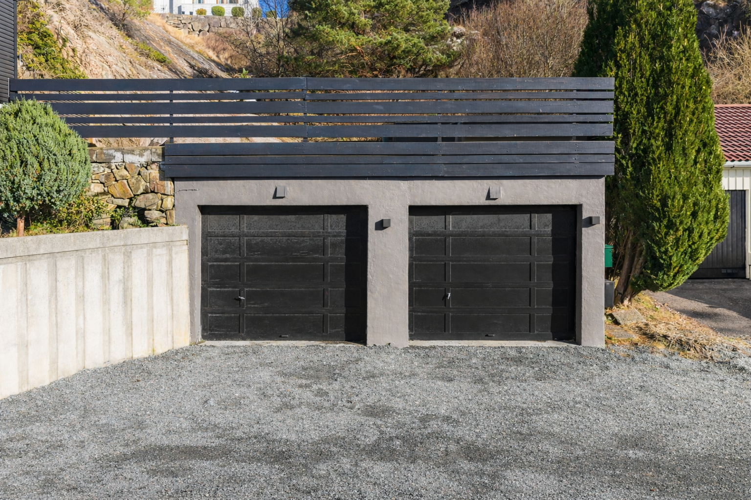 Dobbel garasje med el-bil lader. Galleribilde