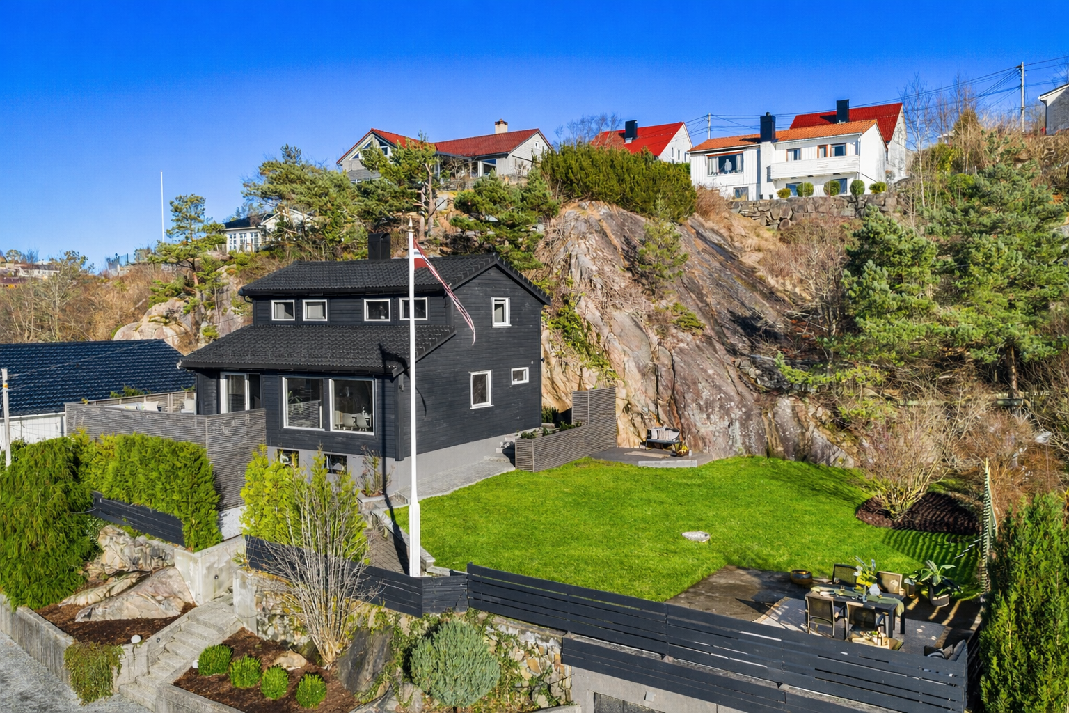 En lekker bolig med nydelig hage og de beste sol- og utsiktsforhold. Nytt tak i 2020. Galleribilde