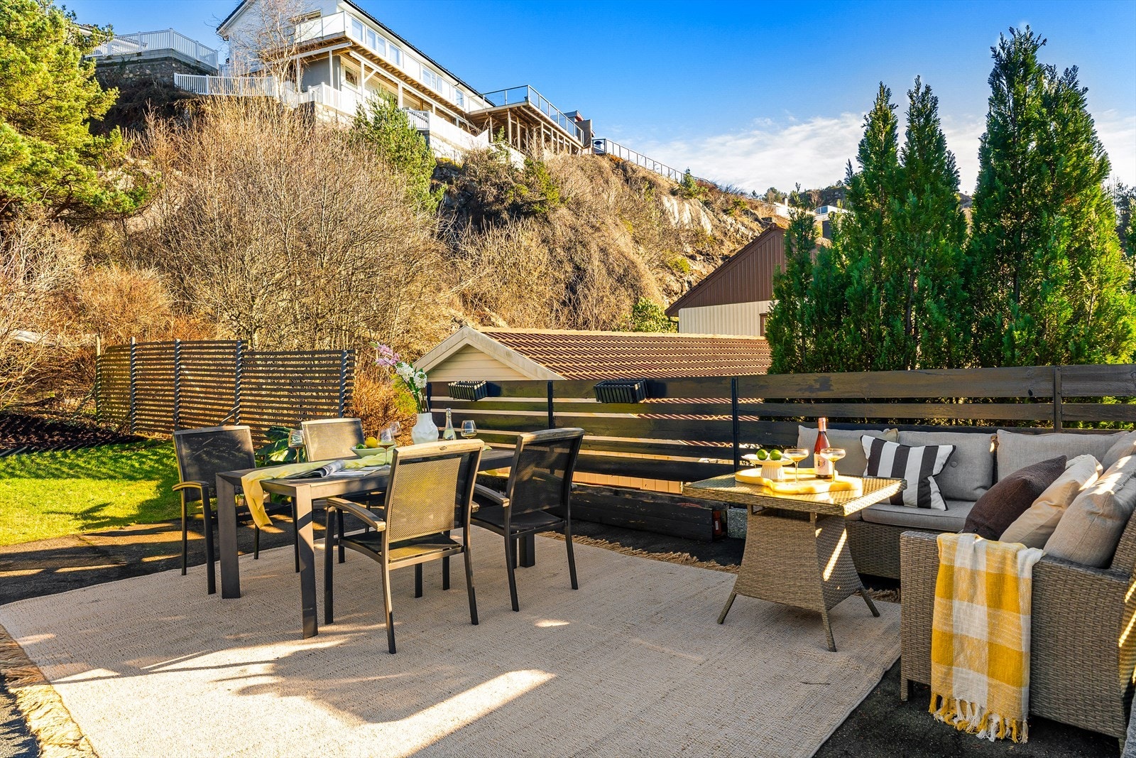 Flere hyggelige soner i hagen, enten man vil ha gjester på grilling eller bare nyte sol og avslapping. Galleribilde