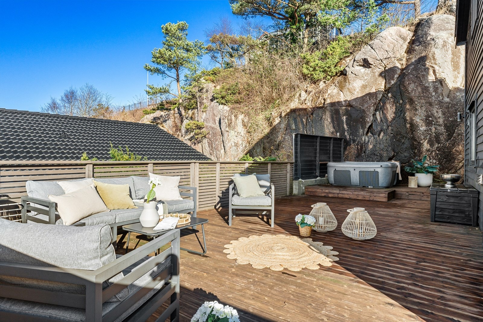 Innbydende terrasse med god plass til sittegrupper og en spakrok med boblebad. Galleribilde