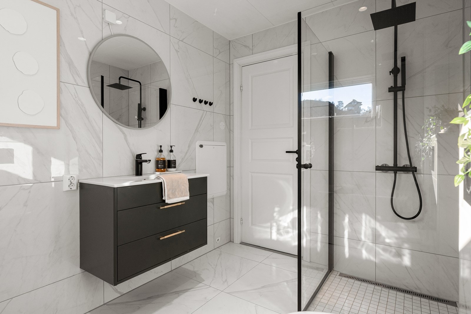 Stilrene svarte detaljer på vask og dusj gir et elegant og tidsriktig preg. Galleribilde