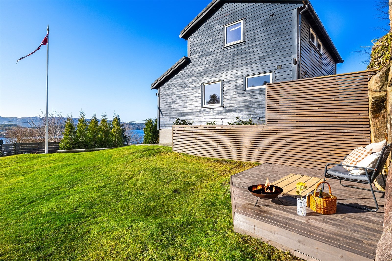 Skjermet og flott hage opparbeidet i 2023/2024. Galleribilde