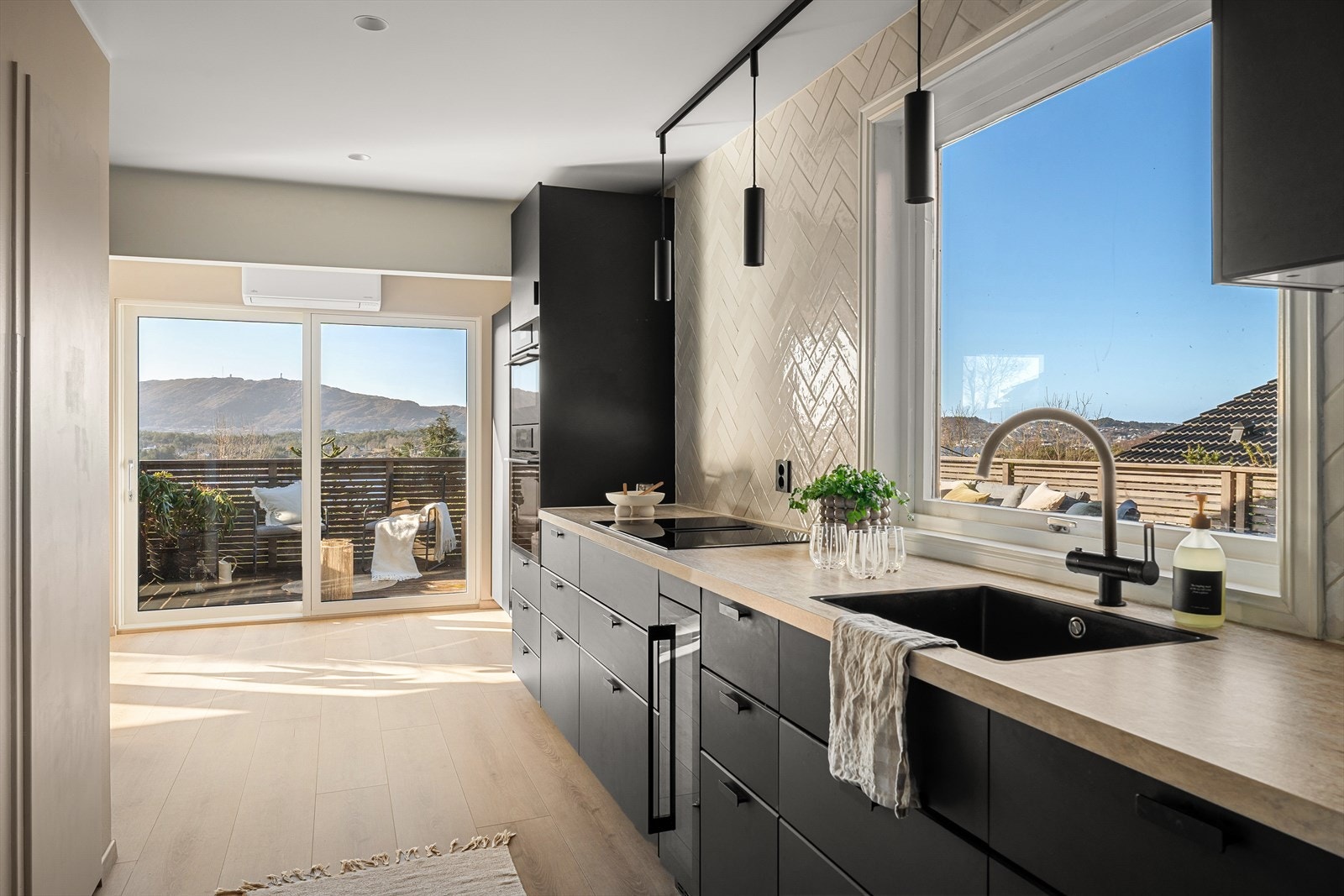 Smart og funksjonell innredning med rikelig lysinnslipp og nydelig utsikt mens du tilbereder middagen. Galleribilde