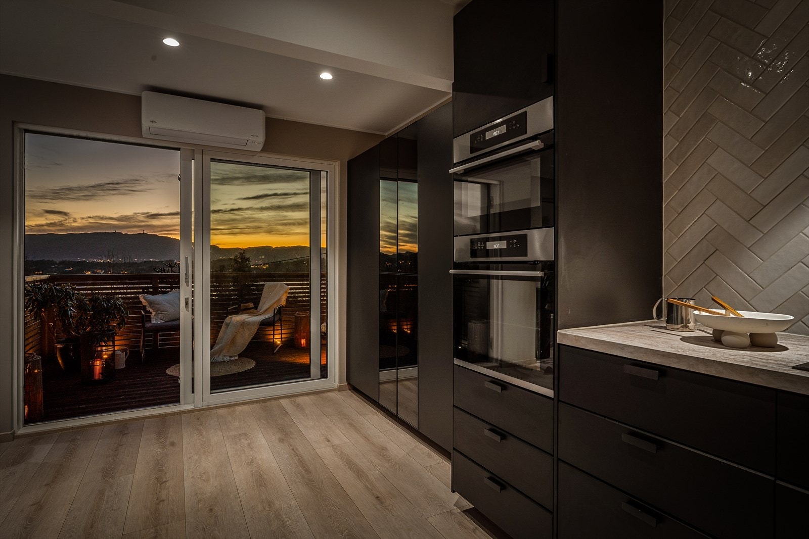 Skyvedør fra kjøkkenet til terrassen, gjør det enkelt med servering på hyggelige sommerkvelder. Galleribilde