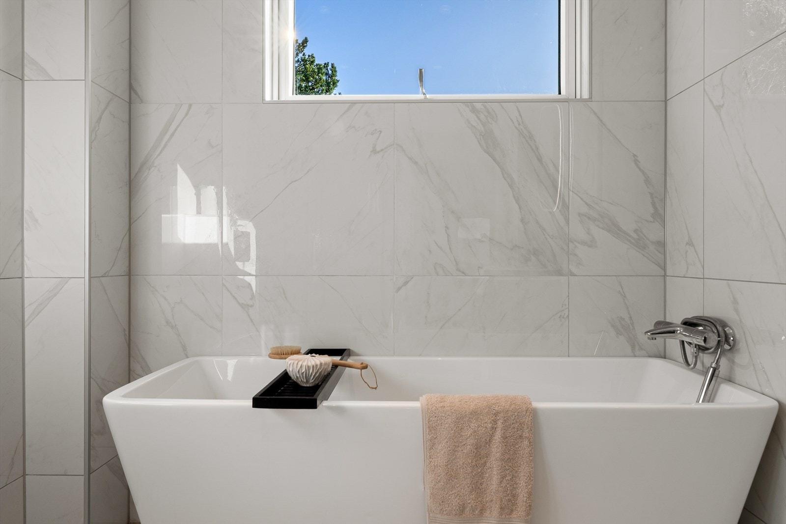 Frittstående badekar med vindu som gir godt lys- et perfekt sted for avslapning. Galleribilde