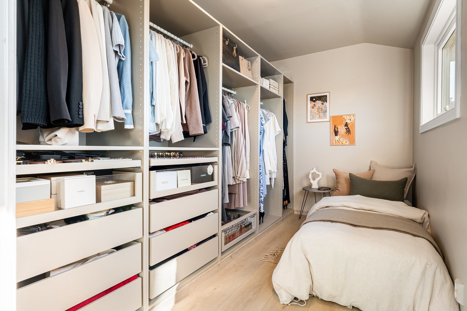 Rikelig med oppbevaring i 2. etasje. Galleribilde