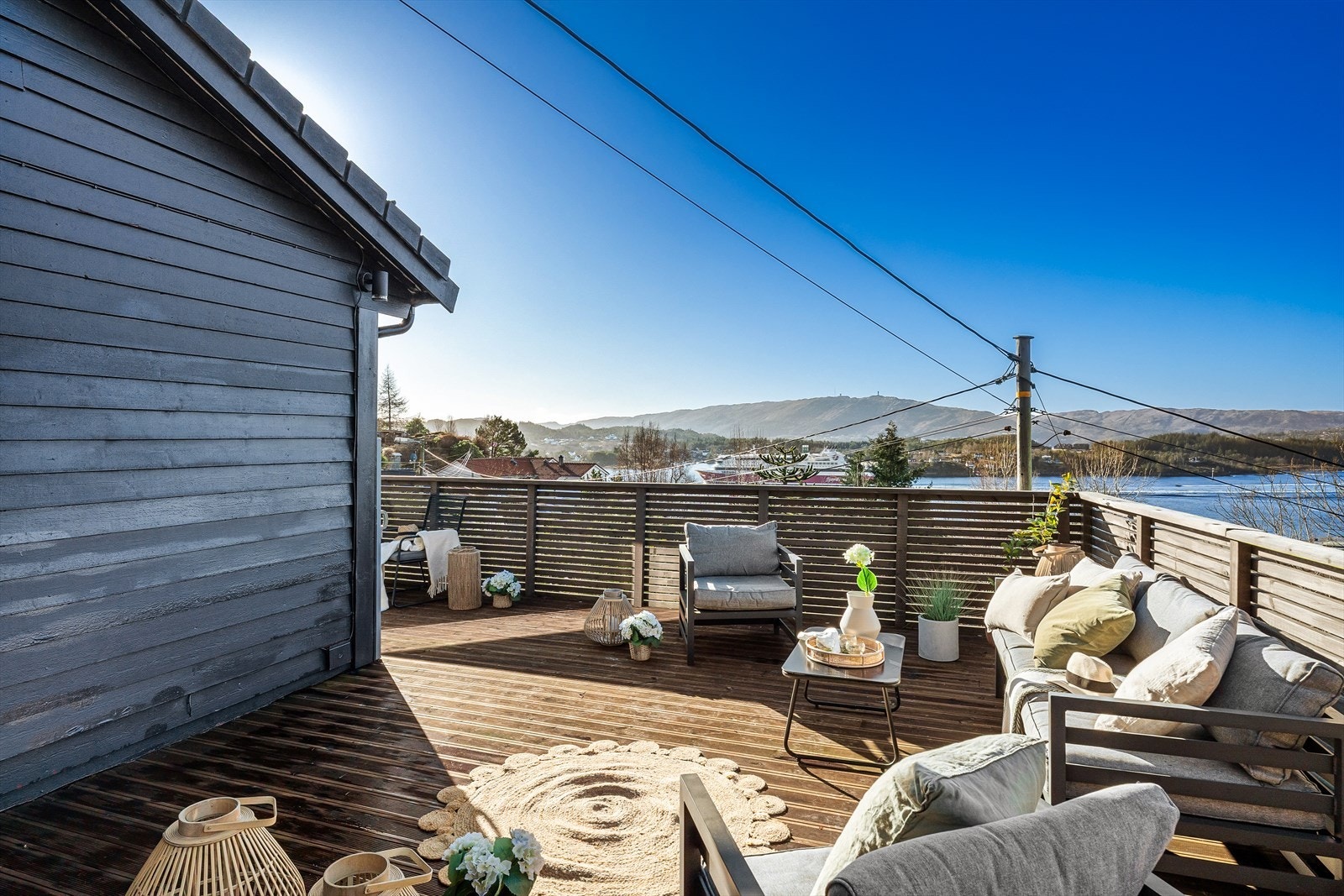 Terrasse utenfor kjøkkenet med sol til 22.30. Galleribilde