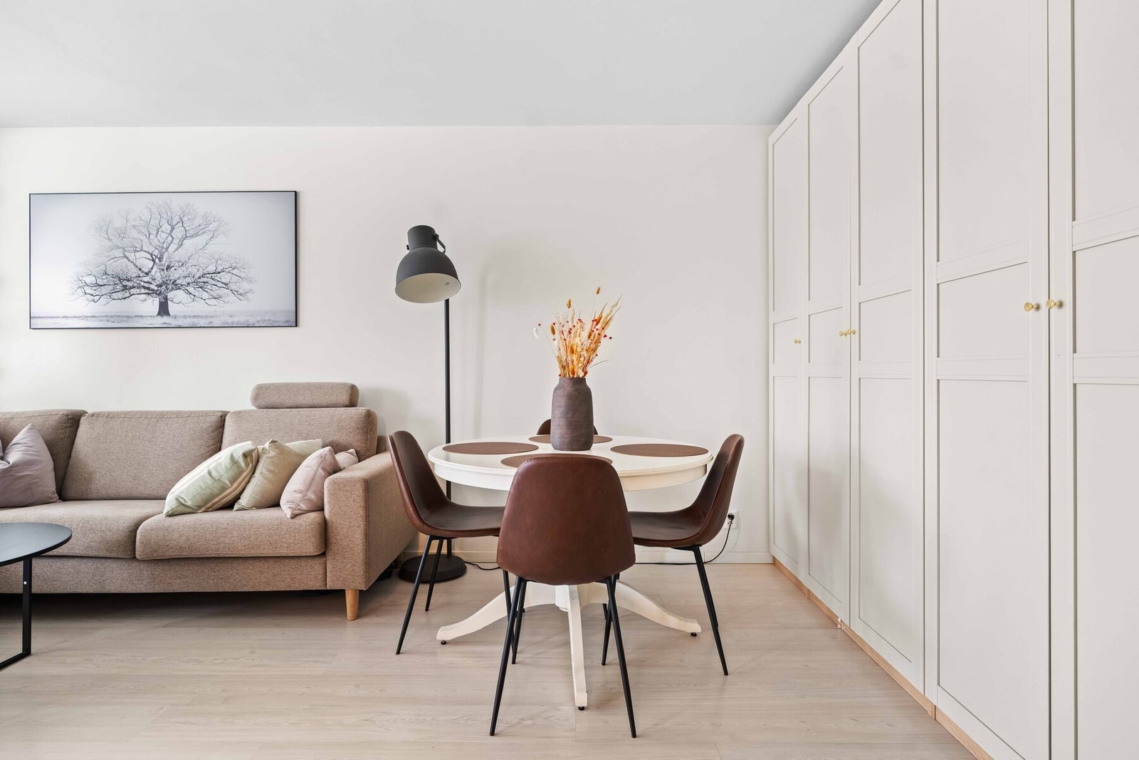 Praktisk og arealeffektiv løsning med god flyt mellom kjøkken og spiseplass. Galleribilde