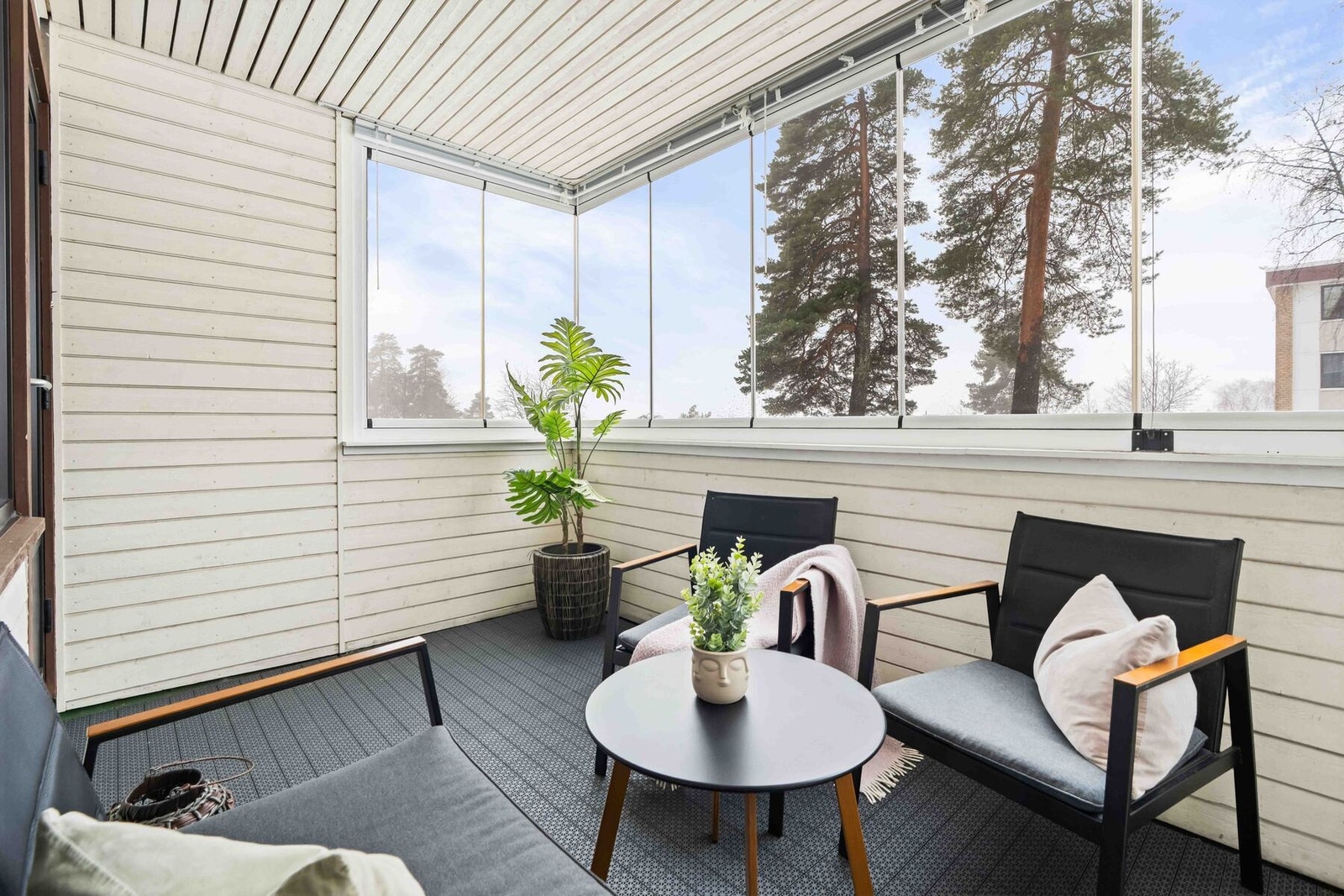 Innglasset balkong som forlenger sesongen. Galleribilde